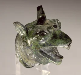 Testa di grifone, frammento di un attacco di calderone, prima metà del VII secolo a.C. (bronzo)